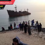 گردشگران در حال بازدید از کشتی یونانی کیش
